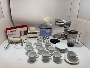 lot 30 image: Kitchen Necessities