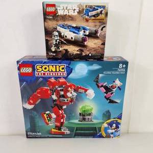 lot 3 image: 2 Legos Sonic and Star Wars