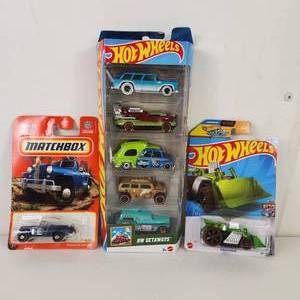 lot 7 image: New Match Box Jeep And 6 New Hotwheels