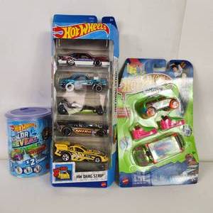 lot 8 image: Large Lot Of Hot Wheels Color Reveal And More New