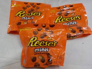 lot 162 image: 3 ct 7.6 oz Bags Reeses Minis Cand...