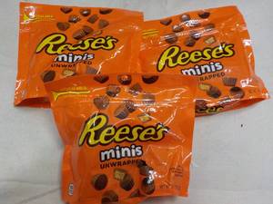 lot 163 image: 3 ct 7.6 oz Bags Reeses Minis Cand...