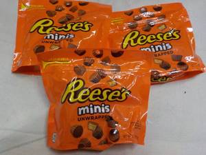 lot 164 image: 3 ct 7.6 oz Bags Reeses Minis Cand...