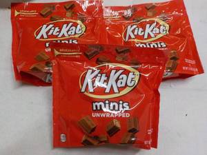 lot 165 image: 3ct 7.6 bags Kit Kat Minis Candy...