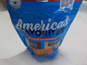 lot 185 image: 17.6 oz bag Americas Favorites Can...