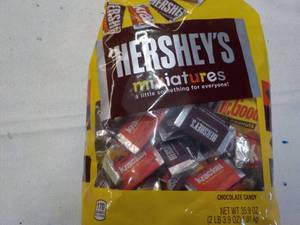 lot 209 image: 35.9 oz bag Hersheys Miniatures...