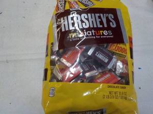 lot 210 image: 35.9 oz bag Hersheys Miniatures...