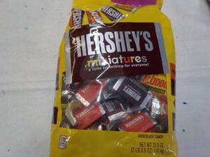 lot 211 image: 35.9 oz bag Hersheys Miniatures...