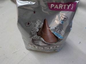 lot 214 image: 35.8 oz bag Kisses...