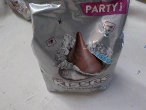 lot 215 image: 35.8 oz bag Kisses...
