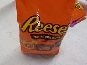 lot 218 image: 35.8 oz bag Reeses...