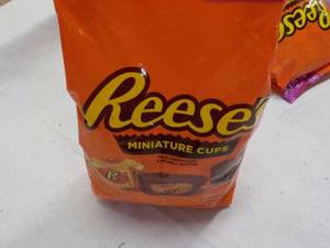 lot 219 image: 35.8 oz bag Reeses...