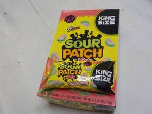lot 248 image: 18 ct Sour Patch King Size Kids Wat...