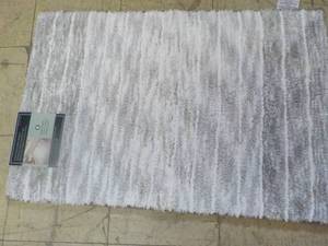 lot 20 image: Hand Hooked Accent Rug 22 x 38...