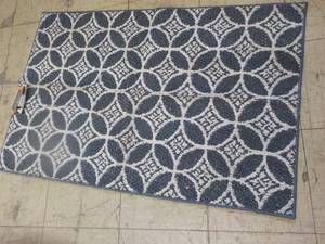lot 21 image: Luxury Cotton BathMat 24 x 36...