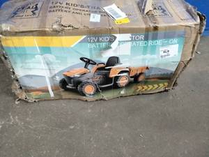 lot 133 image: Blazin Wheels 12V Tractor Ride-On Toy