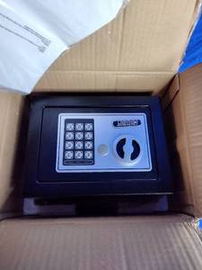 lot 140 image: Stalwart Electronic Deluxe Digital Safe