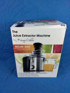 lot 151 image: MegaChef 4-Oz. 800-Watt Wide-Mouth Juice Extractor