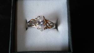 lot 971 image: Clear Gemstone Ring.