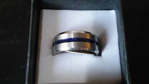 lot 972 image: Tungsten Style Blue and Grey Ring.