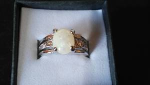 lot 975 image: Opal Gemstone Ring.