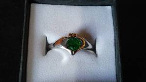 lot 976 image: Green Gemstone Ring.