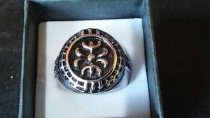 lot 982 image: Metal Ring with Unique Design.