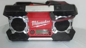 lot 681 image: Milwaukee Jobsite AM FM Radio.