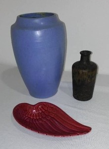 lot 702 image: Redwing Pottery Wing Dish And More (3).