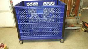 lot 443 image: Plastic Bin on Casters.