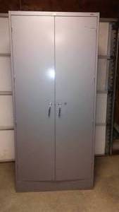 lot 460 image: Metal 4 Shelf Cabinet.