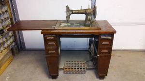 lot 462 image: White Rotary Sewing Machine and Cabinet