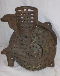lot 465 image: Antique Cast Iron Corn Husker.