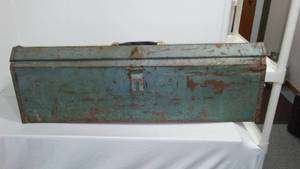 lot 800 image: Vintage Metal Toolbox.
