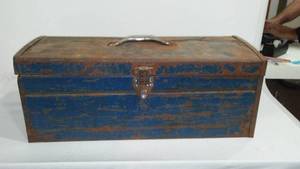 lot 847 image: Hole saw bits with assorted drill bits in Toolbox.