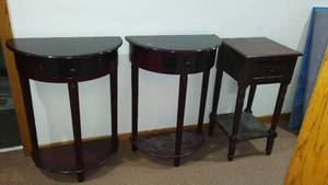 lot 911 image: Accent Tables (3)