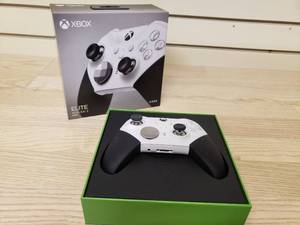 lot 44 image: Xbox Elite Series 2 Game Controller