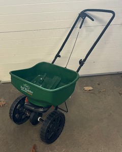 lot 86 image: Scotts Turf Builder Edge Guard Broadcast Spreader
