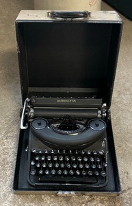 lot 150 image: Vintage Remington Typewriter