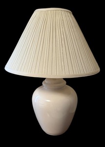 lot 174 image: Lovely White Ceramic Table Lamp