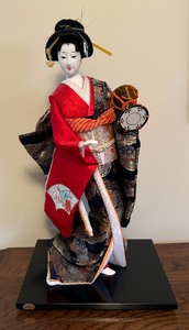 lot 211 image: Gorgeous Geisha Doll by Oriental Trading