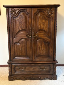 lot 12 image: Vintage Basic-Witz by Mohasco Armoire