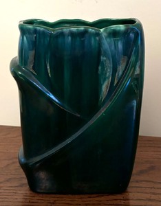 lot 257 image: Lovely Layered Royal Haeger Pottery Vase