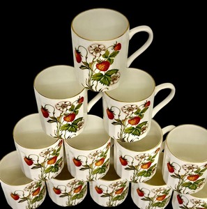 lot 268 image: Set of 12 Vintage Virginia Strawberry Queens Berkshire Fine Bone China Mugs