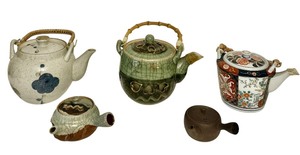 lot 200 image: Splendid Collection of Vintage Japanese Teapots from including Vintage Otagiri Soma Ware Somayaki 1940s Mid-Century Japanese Teapot
