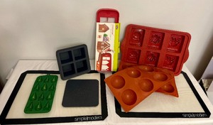 lot 192 image: Silicone 3D  Baking Lot with Two Simple Modern Mats