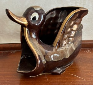 lot 345 image: Vintage Ceramic Bird Figurine Planter