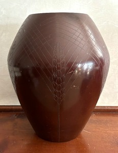 lot 378 image: Beautiful Brown Vase