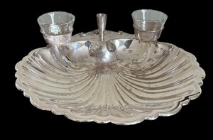 lot 254C image: Elegant Vintage Silver Plated Clam Shell Tray and Candle Holder