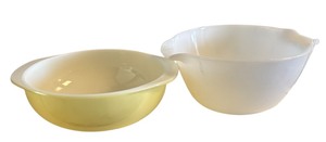lot 413 image: Vintage Pyrex and Anchor Hocking Fire King Bowls